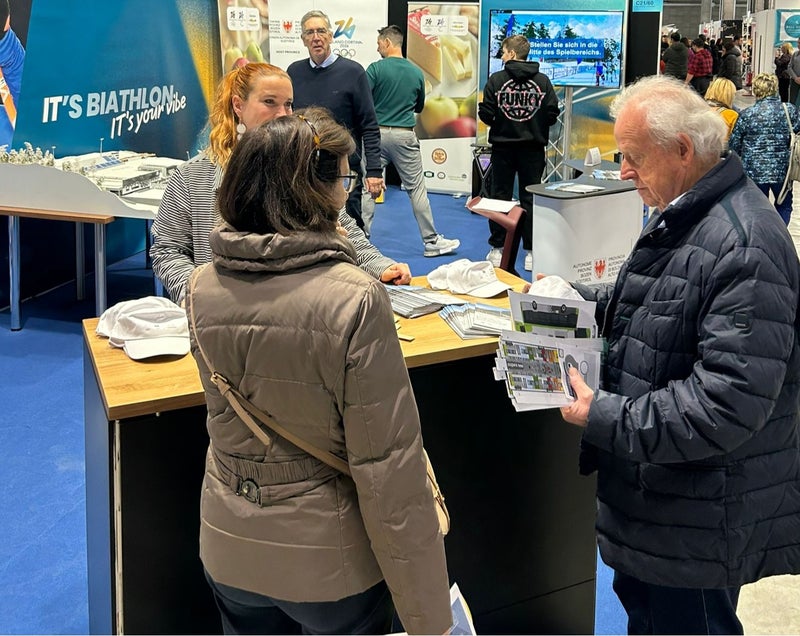 Verso i Giochi Olimpici di Milano Cortina 2026. Fino a domenica 9 novembre alla Fiera d'Autunno di Bolzano sud resterà aperto ai visitatori uno stand con informazioni dedicate ai Giochi Olimpici, coordinato dal personale dell’Ufficio Incarico speciale complesso “Giochi Olimpici e Paralimpici invernali Milano Cortina 2026” della Provincia autonoma di Bolzano. (Foto: USP)