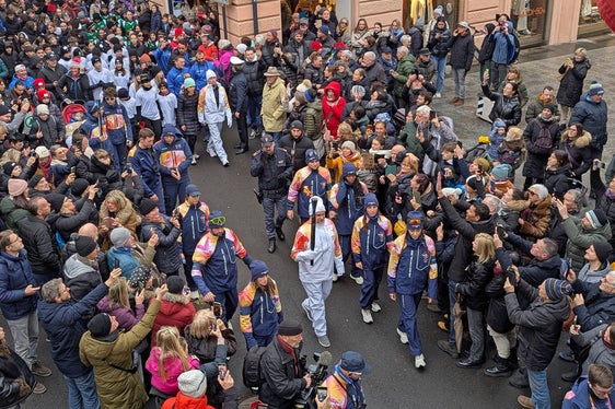 Invasione pacifica lungo i Portici a Merano. Giovani e gente comune hanno voluto ammirare da vicino la fiamma olimpica. (Foto: Comune di Merano/Stefano Bolognesi. La foto può essere utilizzata solo nel contesto di questo comunicato stampa)